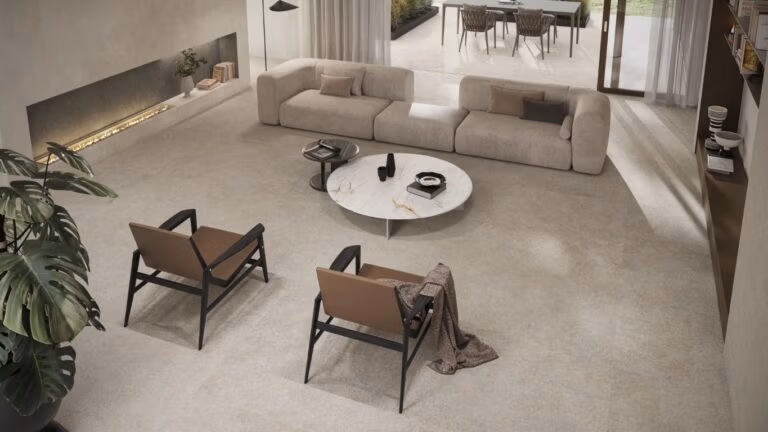 Natuursteenlook tegels: Atlas Concorde Boost Mineral Pearl in een lichte woonkamer
