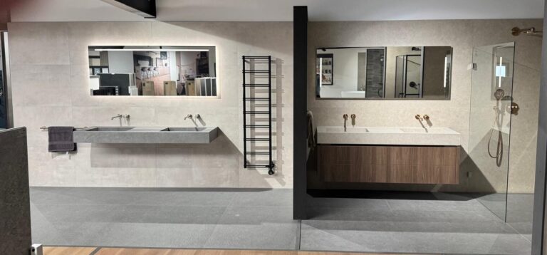 Ingerichte badkameropstellingen in de showroom van Thuis in Tegels & Sanitair in Esbeek
