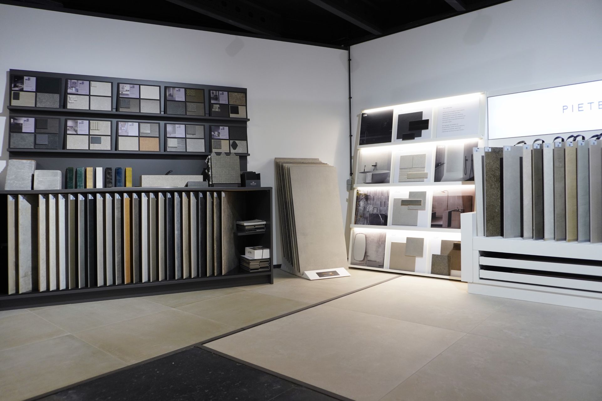Tegelcollectie in de showroom van Thuis in Tegels & Sanitair in Esbeek